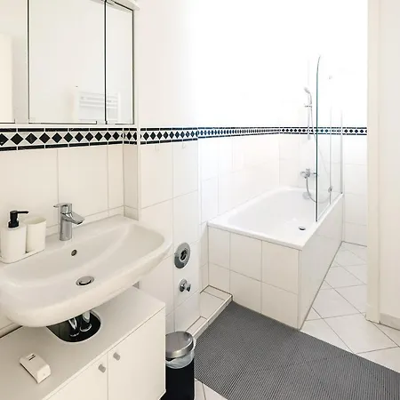 Modern & Chic With Balcony In Offenbach Apartmán