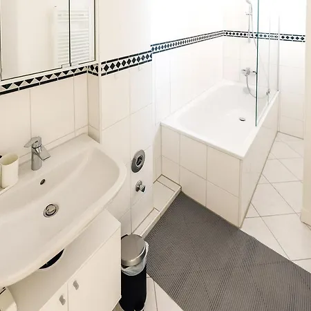 Modern & Chic With Balcony In Offenbach Gravenbruch