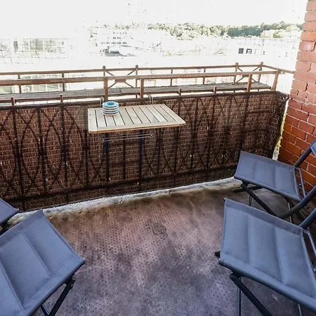 Daire Modern & Chic With Balcony In