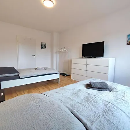 Modern & Chic With Balcony In Daire Offenbach am Main