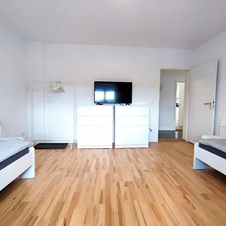 Modern & Chic With Balcony In Offenbach Gravenbruch