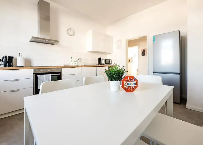 Modern & Chic With Balcony In Offenbach Gravenbruch